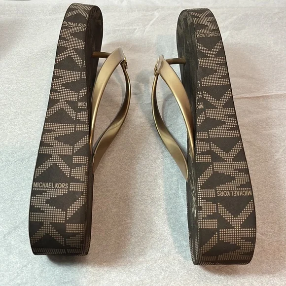 Michael Kors flip flops size 10 in excellent condition - Picture 10 of 10